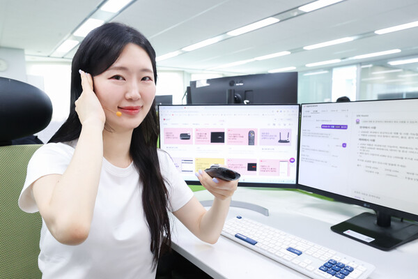 LG유플러스 직원이 리모컨 관련 상담을 소개하는 모습. [사진: LG유플러스]