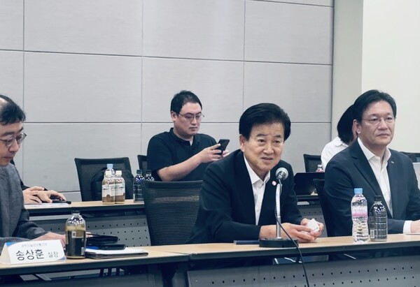 간담회 현장을 방문한 정동영 장관 [사진: 석대건 기자]