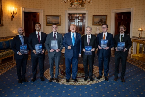 트럼프 대통령이 암호화폐 보고서를 발표했다. [사진: 백악관 디지털자산 책임자 보 하인스]