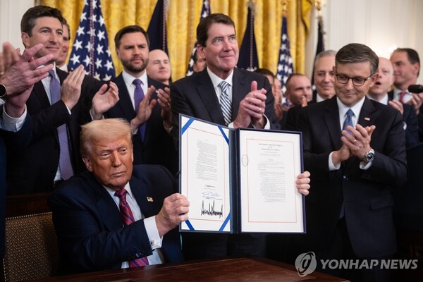 스테이블코인 법 서명하는 트럼프 미국 대통령 [사진: 연합뉴스]