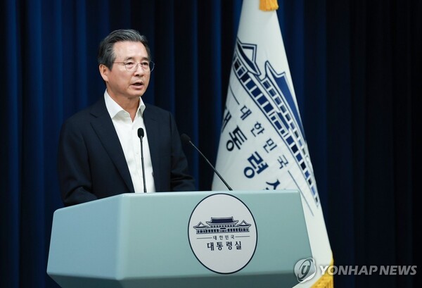 김용범 대통령실 정책실장이 31일 서울 용산 대통령실 청사에서 한미 관세 협상 타결과 관련해 브리핑을 하고 있다. [사진: 연합뉴스]