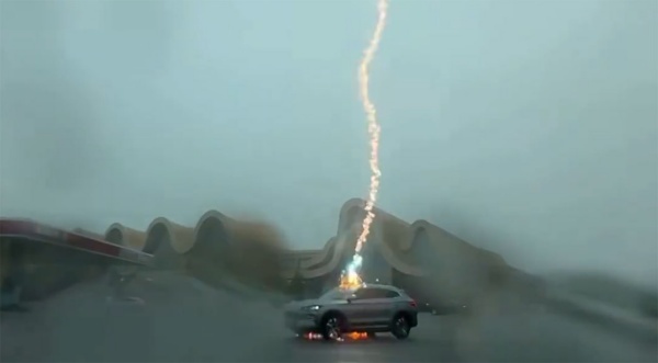 BYD 송 플러스가 주행 중 번개를 맞는 모습 [사진: 중국 웨이보]