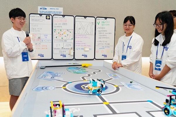 주니어랩 4기 코딩 캠프 에서 학생들이 직접 만든 스마트 모빌리티 로봇과 앱 서비스에 대해 발표하고 있다. [사진: 카카오모빌리티]