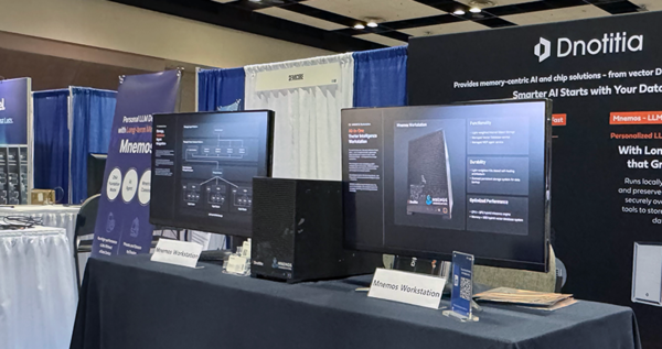 디노티시아가 5일부터 7일까지 미국 산타클라라에서 진행된 FMS 2025에서 MCP 기반 벡터 데이터베이스 통합형 AI 워크스테이션 '니모스 워크스테이션'(사진 중앙)을 공개했다. [사진: 디노티시아]