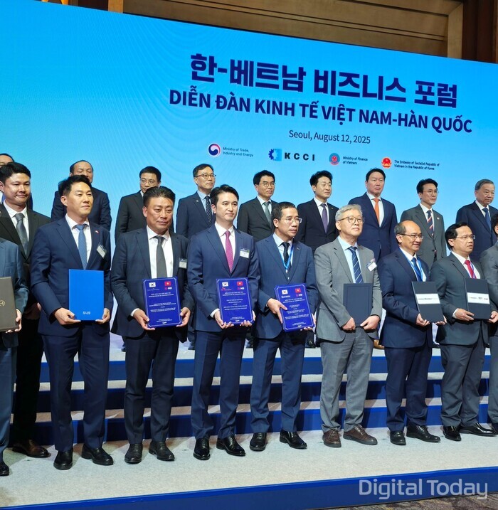 두나무와 베트남 밀리터리뱅크는 12일 서울 롯데호텔에서 열린 '한·베트남 비즈니스 포럼'에서 기술 제휴 양해각서(MOU)를 체결했다. 오경석 두나무 대표, 류 쭝 타이 밀리터리뱅크 회장 등 한국과 베트남 양국 정부·기관·기업인들이 기념 촬영을 하고 있다. [사잔: 두나무]