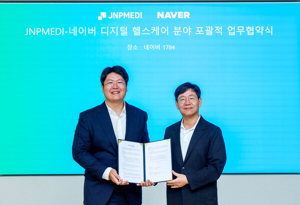 최인혁 네이버 테크비즈니스 대표(오른쪽)와 정권호 제이앤피메디 대표가 네이버 1784 사옥에서 디지털 헬스케어 분야 포괄적 업무협약식을 진행했다. [사진: 네이버]