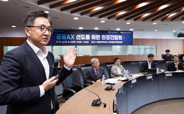 과학기술정보통신부가 14일 서울 중앙우체국에서 개최한 공공부문 AI 대전환을 위한 현장 간담회에서 송호철 더존비즈온 플랫폼부문 대표가 발제하는 모습. [사진: 과기정통부]