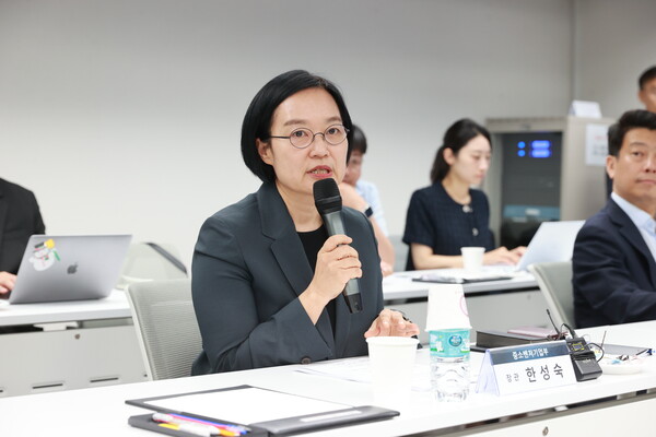 한성숙 중소벤처기업부 장관이 13일 서울 종로구 광화문빌딩에서 열린 벤처생태계 활성화를 위한 정책 현장투어에서 인사말을 하고 있다. [사진: 연합뉴스]