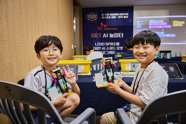 SKT가 16일부터 이틀간 열리는 ‘제17회 대통령배 아마추어 이(e)스포츠 대회’ 현장에 ‘SKT AI 놀이터’ 부스를 마련해 AI 체험 프로그램을 진행했다. [사진: SKT]
