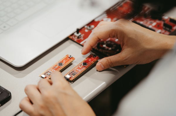 [사진: 마이크로칩]