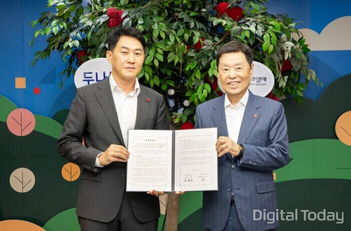 업비트와 사랑의열매가 디지털 자산 기부문화 활성화를 위한 업무협약(MOU)을 체결했다. 오경석 두나무 대표(왼쪽), 김병준 사랑의열매 회장 [사진: 업비트]