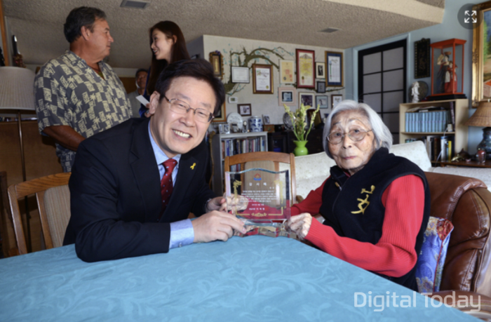 이재명 대통령(왼쪽)이 성남시장이었던 2015년 4월 안수산 여사를 만나 감사패를 전달하고 있다. [사진: 성남시]