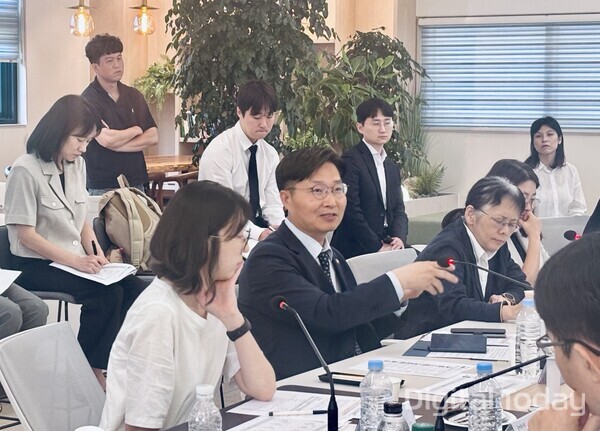 구혁채 제1차관이 21일 경기도 하남시에 위치한 토트에 방문해 연구산업 기업 및 연구자들과의 간담회를 열었다. [사진: 석대건 기자]