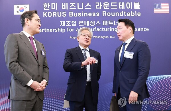 (왼쪽부터) 이재용 삼성전자 회장, 젠슨 황 엔비디아 CEO, 최태원 SK 그룹 회장이 한미 비즈니스 라운드 테이블에서 대화하고 있다. [사진: 연합뉴스]