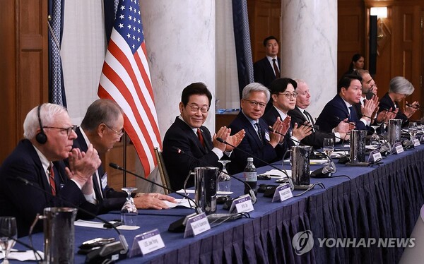 이재명 대통령이 25일(현지시간) 미국 워싱턴DC 윌라드 호텔에서 열린 한미 비즈니스 라운드 테이블에 참석하고 있다. [사진: 연합뉴스[