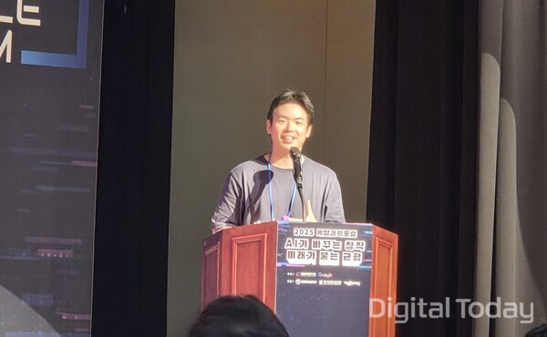 김도균 크래프톤 AI 트랜스포메이션 팀장이 '에이전트 시대, 게임 제작의 현재와 미래'에 대해 발표하고 있다. [사진: 이호정 기자]