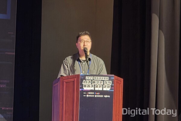 나규봉 엔씨 AI 사업전략팀장이 '생성형 AI가 바꾸는 게임 개발으 패러다임'에 대해 발표하고 있다. [사진: 이호정 기자]