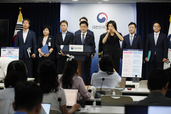 윤창렬 국무조정실장이 28일 서울 종로구 정부서울청사에서 열린 보이스피싱 근절 종합대책 관계부처 합동브리핑에서 발언하고 있다. [사진: 연합뉴스] 