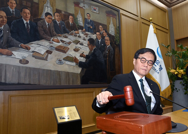 이창용 한국은행 총재가 28일 서울 중구 한국은행에서 열린 금융통화위원회에서 의사봉을 두드리고 있다. 2025.8.28 [사진공동취재단·연합뉴스]
