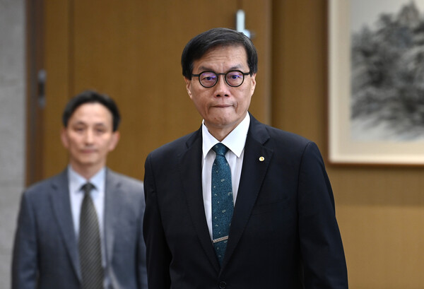 이창용 한국은행 총재가 28일 서울 중구 한국은행에서 열린 금융통화위원회에 입장하고 있다. [사진공동취재단·연합뉴스]