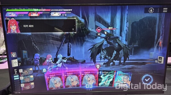 카오스 제로 나이트메어의 특징 중 하나 '붕괴 시스템'. 전투 중 스트레스가 한계를 넘으면 캐릭터들이 트라우마 상태에 빠진다. [사진: 이호정 기자]