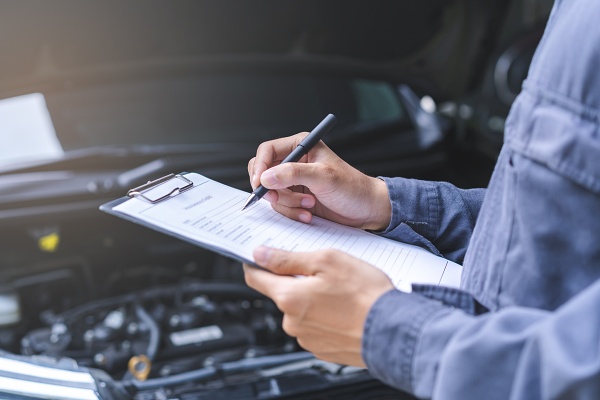 전기차는 친환경과 경제성을 내세우지만, 보험료와 수리비 측면에서는 여전히 부담이 크다. [사진: 셔터스톡]