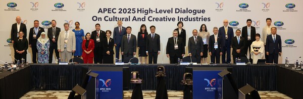 최휘영 문화체육관광부 장관이 지난 27일 경북 경주 힐튼호텔에서 열린 'APEC 문화산업고위급대화 개회식'에서 개회사를 하고 있다. [사진: 연합뉴스]