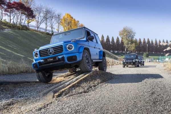 G-바겐 EV는 오프로드 퍼포먼스와 럭셔리를 결합한 전기차로, G 턴 같은 혁신적 기능이 새로운 주행 경험을 제공한다. [사진: 메르세데스 벤츠]