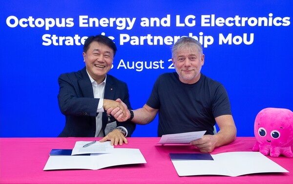 (왼쪽부터) LG전자 해외영업본부장 윤태봉 부사장, 옥토퍼스 CEO 겸 설립자 그레그 잭슨 [사진: LG전자]
