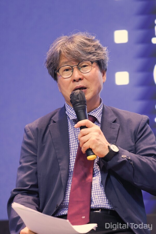 정유신 서강대 교수가 2일 패널토론을 진행하는 모습. [사진: 디지털투데이]