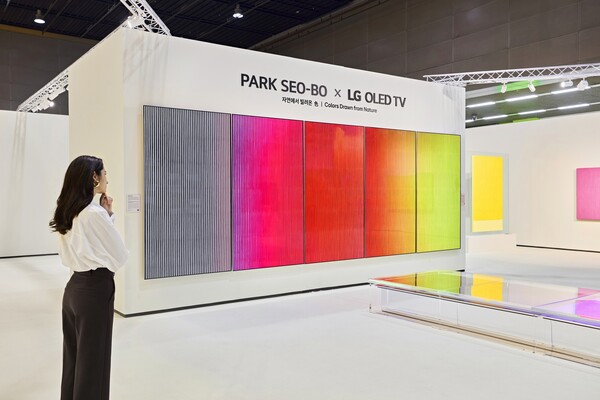  'LG OLED TV 라운지' 중앙에 97형 LG 올레드 TV 8대로 구현한 故 박서보 화백의 '묘법(描法)' 연작 미디어아트 메인 전시존 [사진: LG전자]
