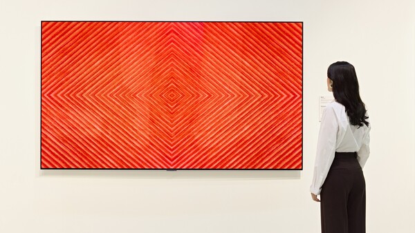 LG 올레드 TV를 통해 미디어아트 구현한 故 박서보 화백의 홍시색 작품 [사진: LG전자]