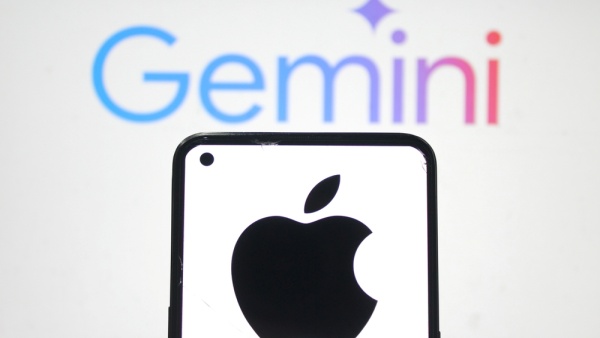 애플이 시리 업그레이드에 구글 제미나이를 활용할 가능성이 제기됐다 [사진: 셔터스톡]