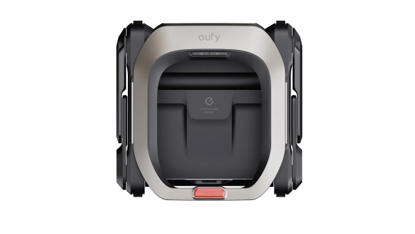 로봇청소기가 단순한 바닥 청소를 넘어 계단까지 자동으로 이동하는 시대가 열리고 있다. [사진: 유피]