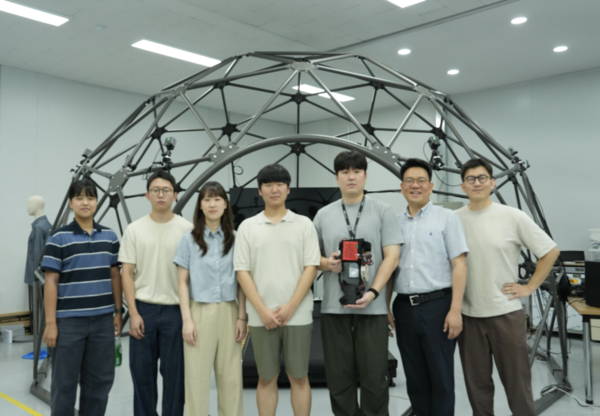 (왼쪽부터) 배민성 학생(한양대), 장윤혁 UST학생, 김성은 UST학생, 김시우 UST학생, 박승태 UST학생, 안범모 수석연구원, 신원석 선임연구원 [사진: 한국생산기술연구원]