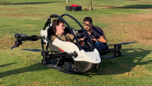 팔머 럭키가 전기항공기 ‘젯슨 원’을 직접 시험비행하는 모습 [사진: 젯슨 에어로]