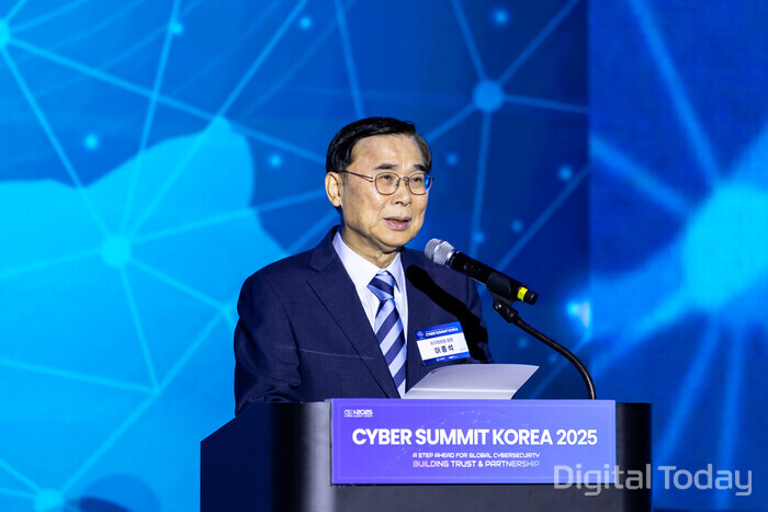이종석 국가정보원 원장이 9일 코엑스에서 열린 ‘사이버 서밋 코리아(CSK) 2025’에서 개회사를 하고 있다. [사진: 국가보안기술연구소]