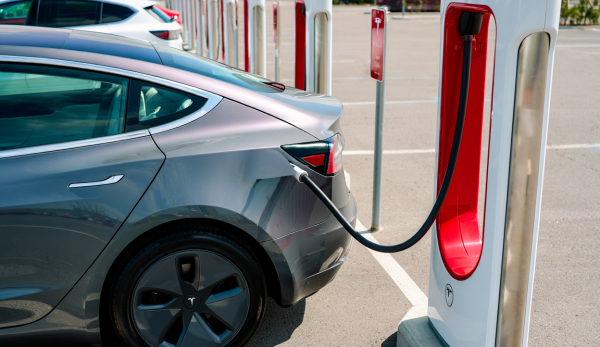 전기차 확산을 막는 핵심 장벽은 금융 접근성이다. [사진: Reve AI]