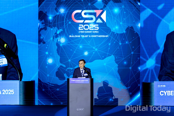 이종석 국가정보원 원장이 9일 코엑스에서 열린 ‘사이버 서밋 코리아(CSK) 2025’에서 개회사를 하고 있다. [사진: 국가보안기술연구소]