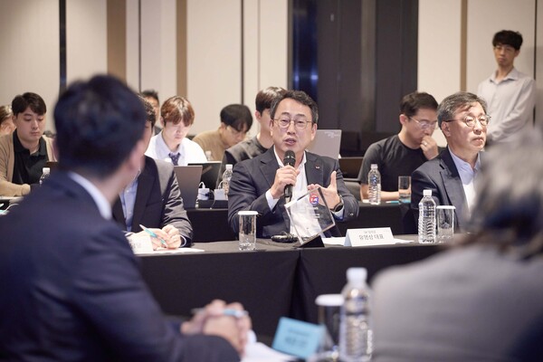 유영상 SK텔레콤 사장이 '독자 AI 파운데이션 모델' 프로젝트 착수식에서 발언하는 모습. [사진: SKT]