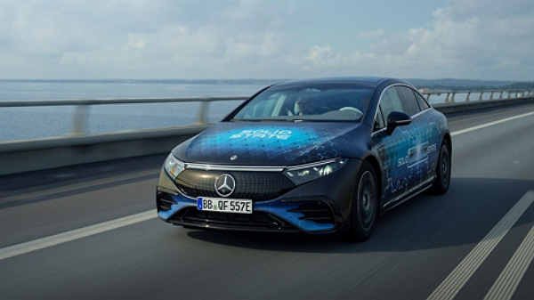 전고체 배터리를 장착한 EQS가 1205km를 주행했다. [사진: 벤츠]