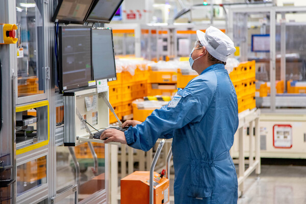 LG에너지솔루션 미시간 홀랜드 공장에서 직원이 배터리 생산 공정을 점검하고 있다. [사진: LG에너지솔루션]