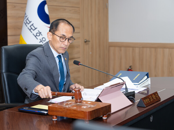 고학수 개인정보보호위원회 위원장이 9월 10일 오후 서울 종로구 정부서울청사에서 개최된 2025년 제20회 개인정보보호위원회 전체회의에서 의사봉을 두드리고 있다. [사진: 개인정보위]