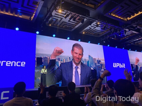 9일 UDC2025에서 에릭 트럼프가 화상으로 기조연설하고 있다. [사진: 손슬기 기자]