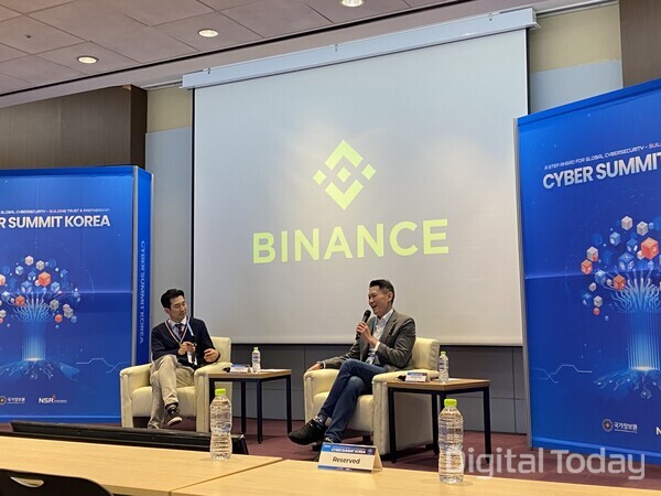 10일 CSK 2025에서 리처드 탠 바이낸스 대표(오)가 이종섭 서울대 교수와 좌담하고 있다. [사진: 디지털투데이 손슬기 기자]