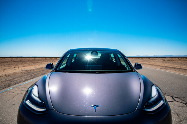 폭염 속에서도 전기차가 주행 거리를 유지할 수 있을까 [사진: Reve AI]