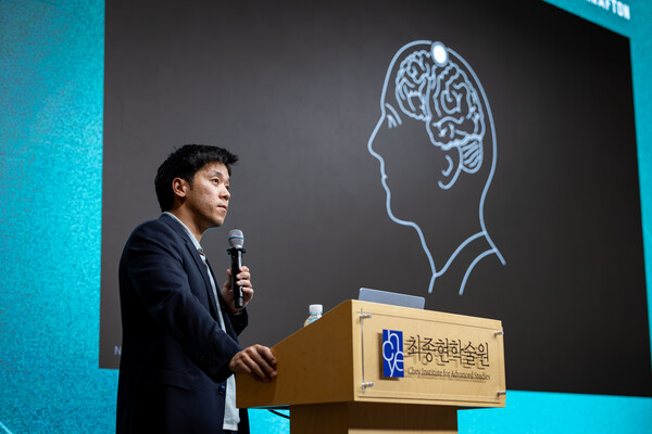 한국고등교육재단 빌딩에서 열린 최종현학술원·한국고등교육재단·크래프톤 공동 주최 특별 강연에서 서동진 뉴럴링크 공동 창업자가 뇌-컴퓨터 인터페이스의 미래를 주제로 강연하고 있다. [사진: 최종현학술원]