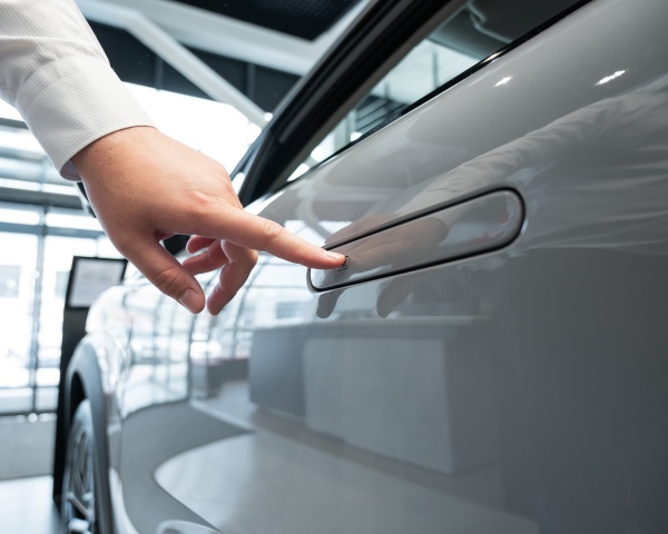 숨겨진 도어 핸들은 공기역학적 이점이 있지만, 실용성과 안전성을 희생한다. [사진: 셔터스톡]