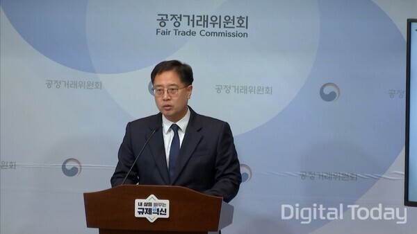 이병건 공정위 기업거래결합심사국장이 18일 지마켓-알리익스프레스 기업결합 심사 결과를 발표하고 있다. [사진: 문체부 e브리핑 갈무리]