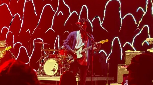 아이폰 에어 카메라에서 문제가 발생했다. [사진: CNN]